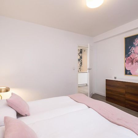 Blue And Green Apartment With Bright Pink Bedroom In Krakow By Noclegi Renters Luaran gambar