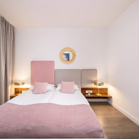 Blue And Green Apartment With Bright Pink Bedroom In Krakow By Noclegi Renters Luaran gambar