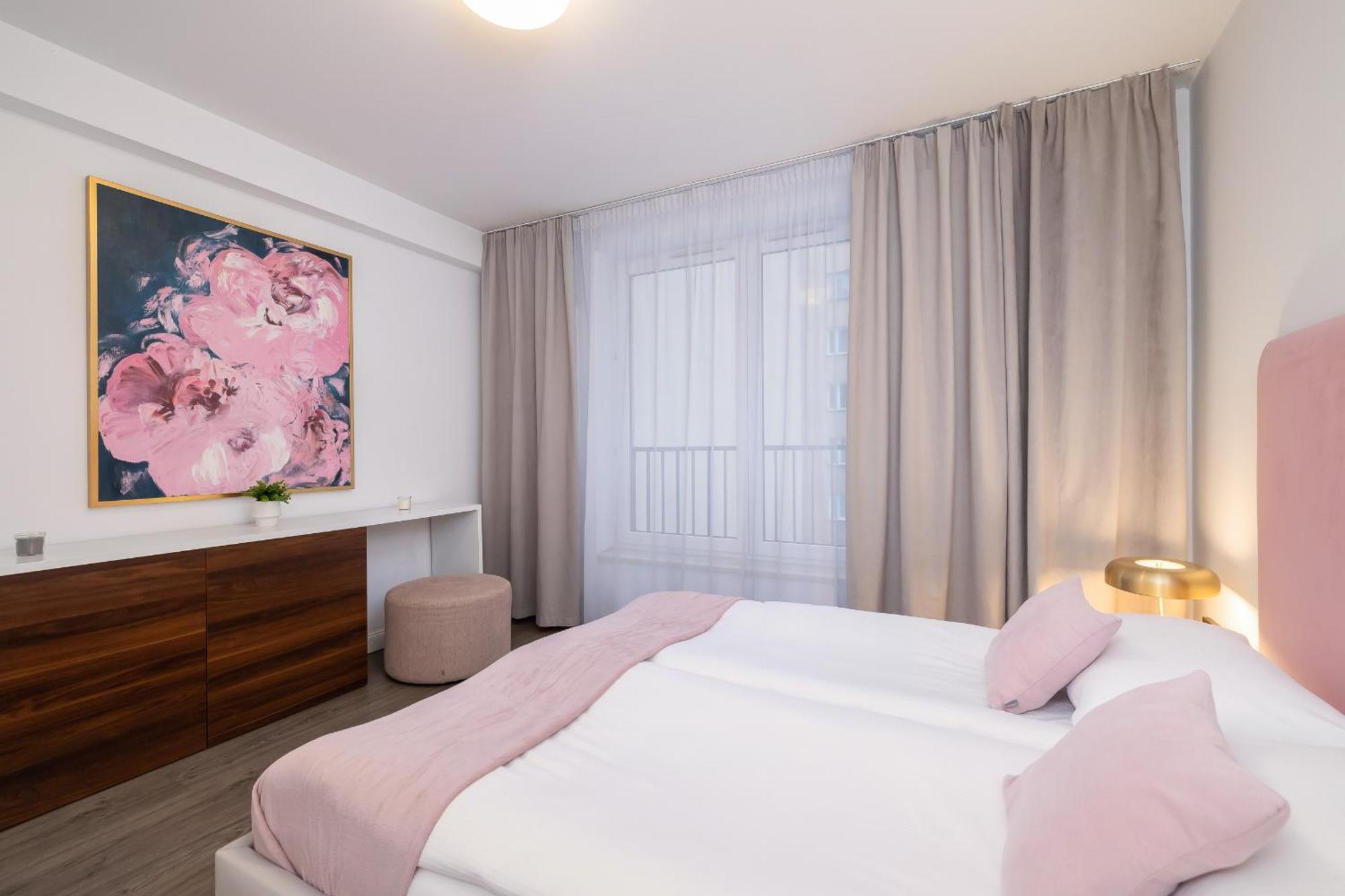 Blue And Green Apartment With Bright Pink Bedroom In Krakow By Noclegi Renters Luaran gambar