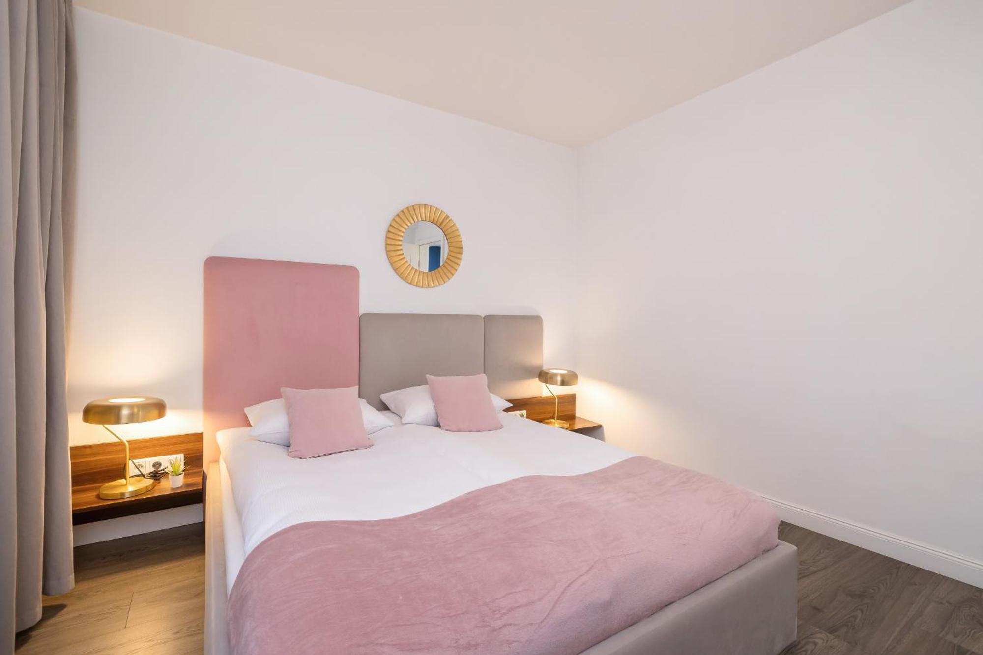 Blue And Green Apartment With Bright Pink Bedroom In Krakow By Noclegi Renters Luaran gambar