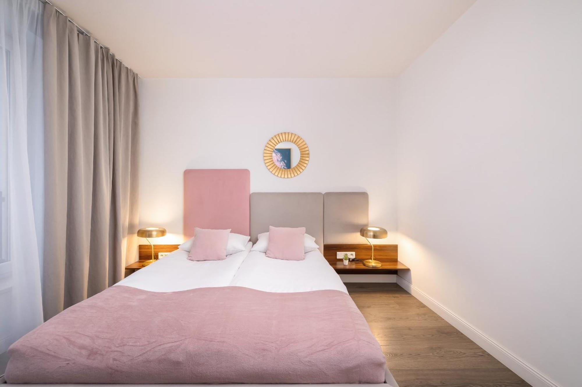 Blue And Green Apartment With Bright Pink Bedroom In Krakow By Noclegi Renters Luaran gambar