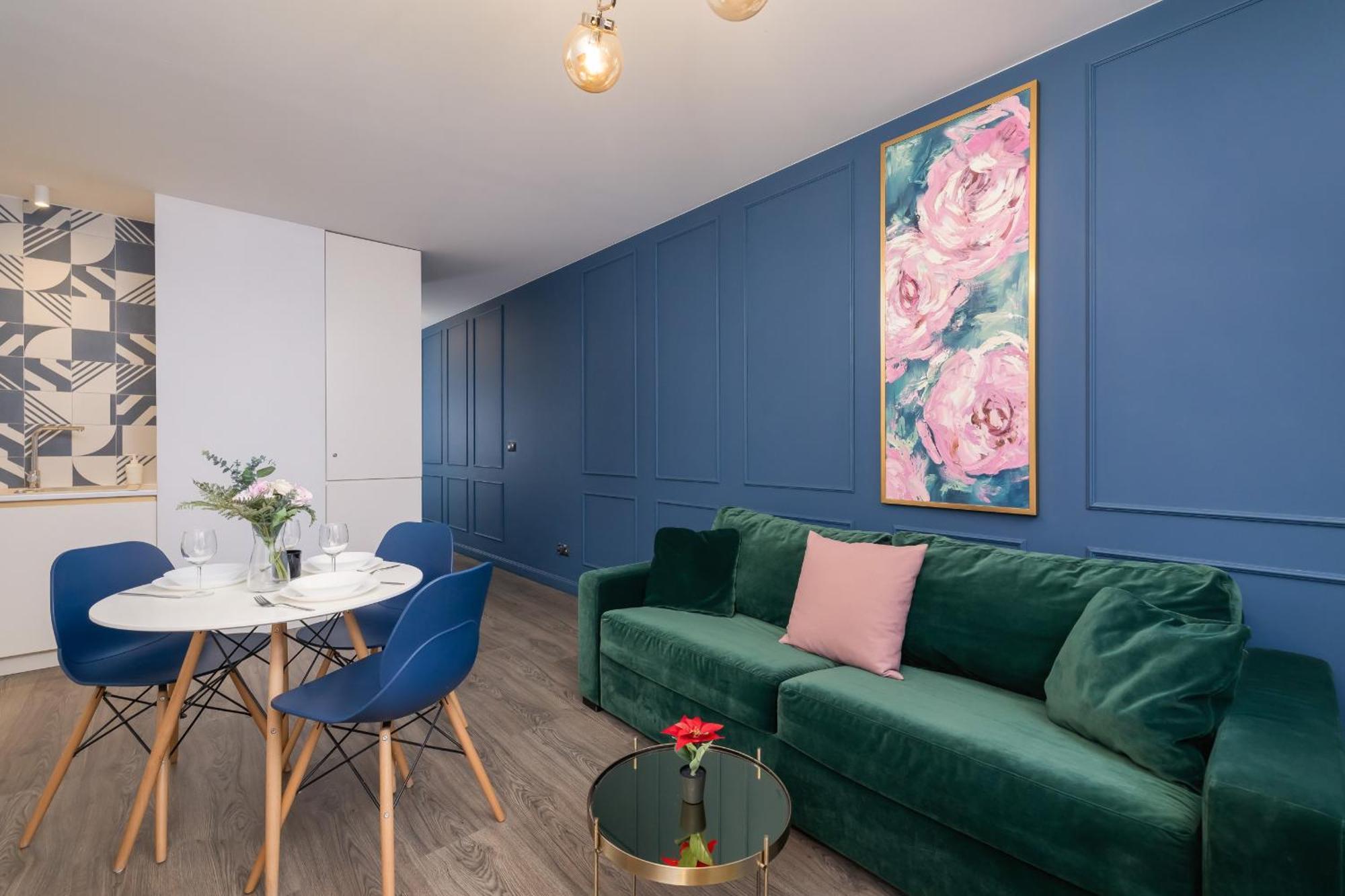 Blue And Green Apartment With Bright Pink Bedroom In Krakow By Noclegi Renters Luaran gambar